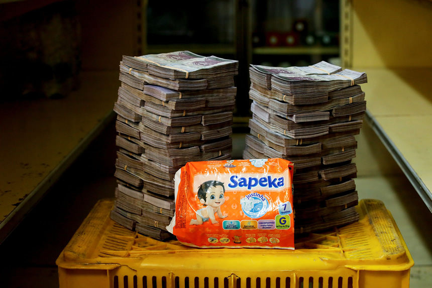 Así se ven los fajos de billetes que pagan los venezolanos a cambio de kilo de alimentos 