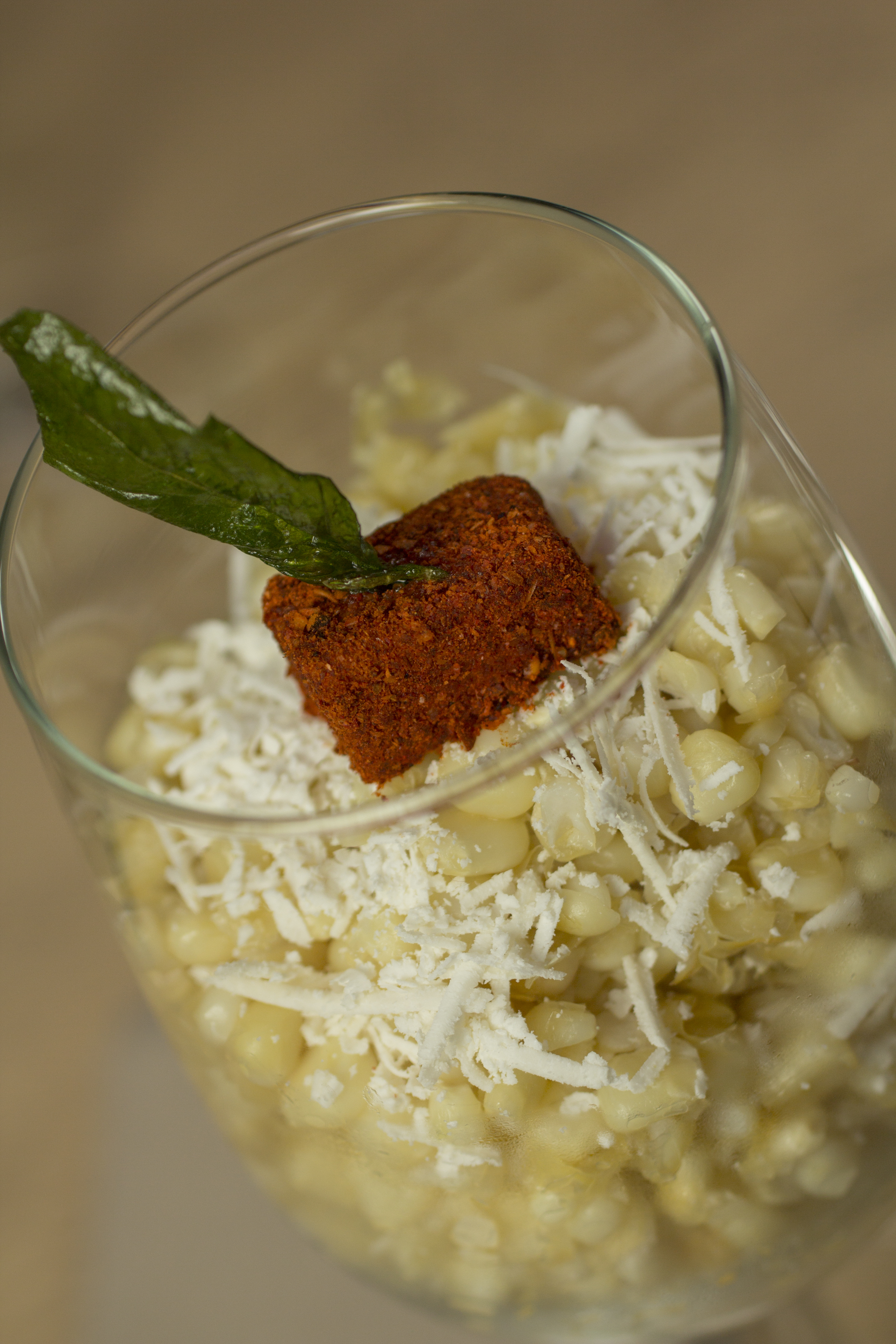 Sirven esquites en hoja de tamal