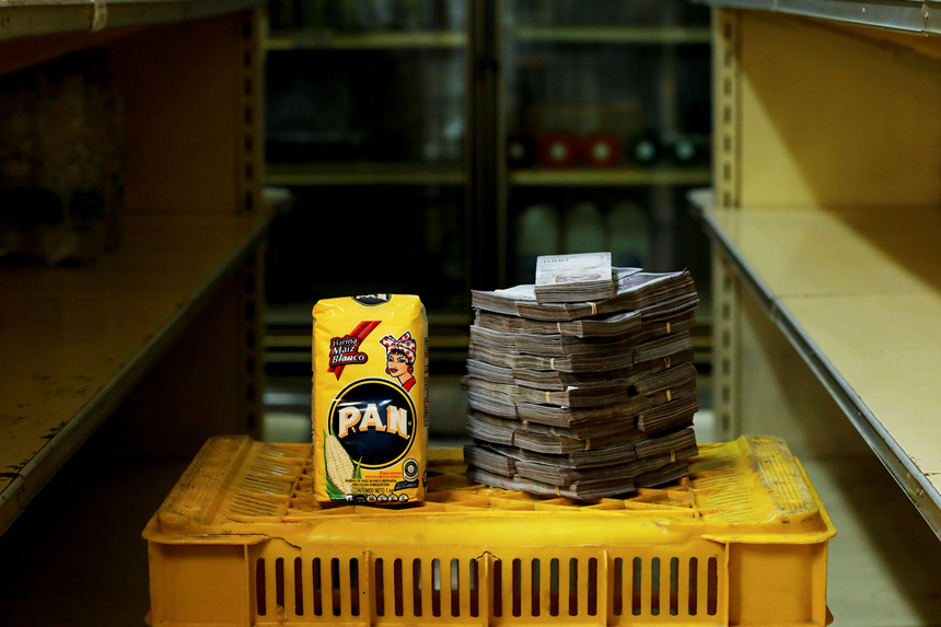 Así se ven los fajos de billetes que pagan los venezolanos a cambio de kilo de alimentos