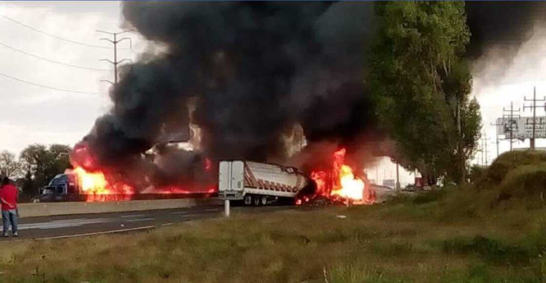 Video: Presuntos huachicoleros incendian camiones y cierran la México-Puebla