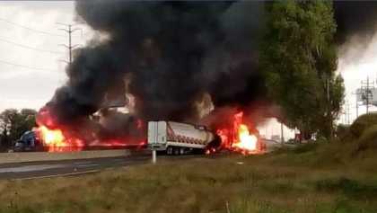 Video: Presuntos huachicoleros incendian camiones y cierran la México-Puebla