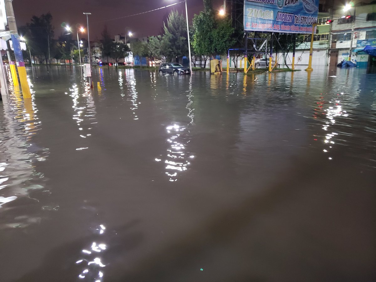 Inundaciones en Valle de México - Nezahualcoyotl. Av. Pantitlan y Av. Vicente Villada