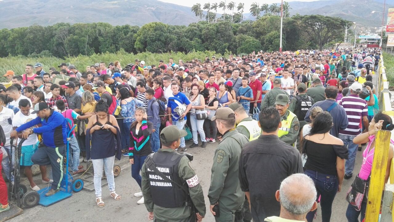 Ahora los venezolanos deberán presentar su pasaporte para entrar a Ecuador 