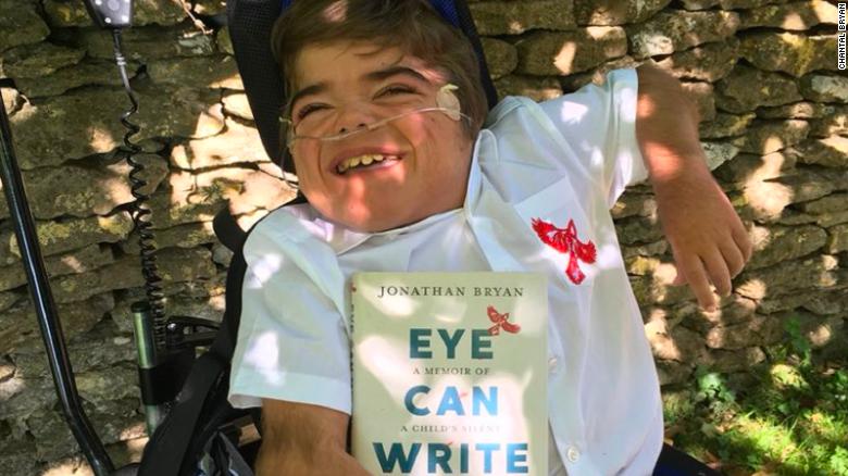 Niño con parálisis cerebral escribe libro