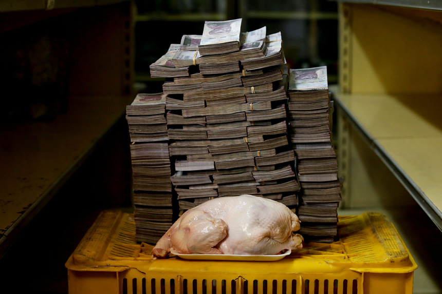 Así se ven los fajos de billetes que pagan los venezolanos a cambio de kilo de alimentos 