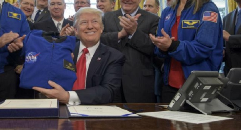 Trump planea crear una Fuerza Espacial