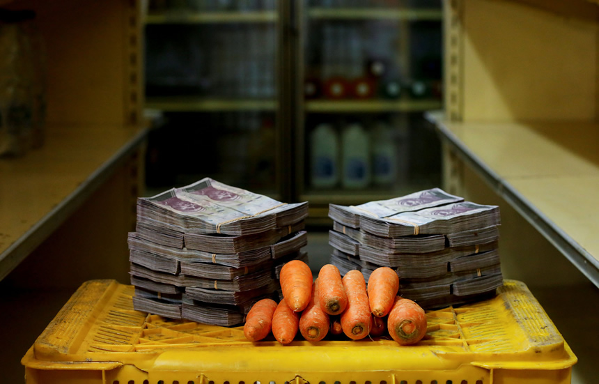 Así se ven los fajos de billetes que pagan los venezolanos a cambio de kilo de alimentos