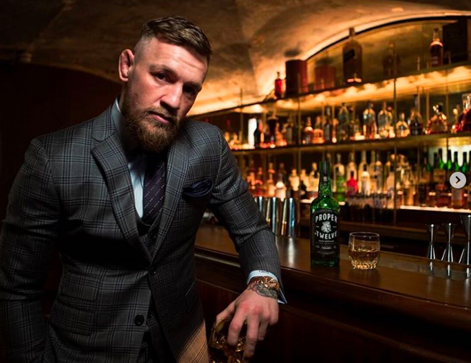 Conor McGregor lanza su whisky previo a su combate en UFC 229