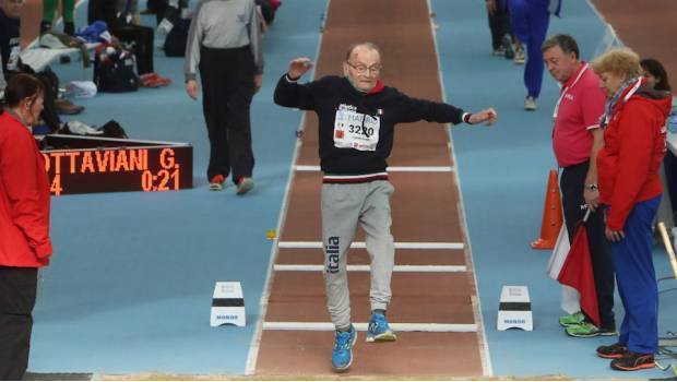 Giusseppe Ottaviani es campeón de salto de longitud... ¿con 102 años?