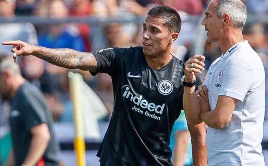 ¡Dios, no! Carlos Salcedo salió lesionado en partido con el Frankfurt