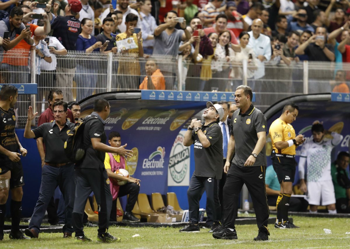 Maradona explotó contra el arbitraje e impondrá queja ante la FIFA