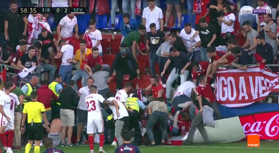 En imágenes: grada se cayó en el Eibar vs Sevilla y deja varios heridos