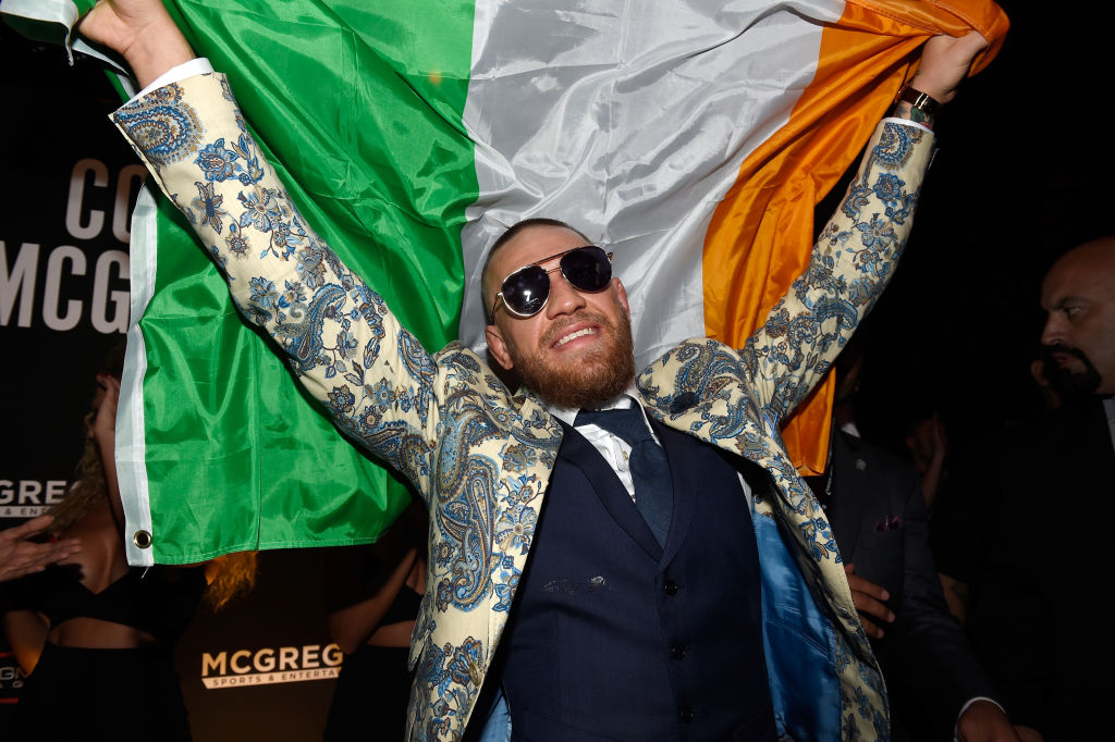 Conor McGregor lanza su whisky previo a su combate en UFC 229