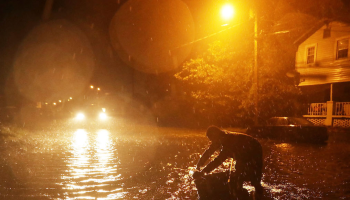 Entre inundaciones y operativos, Florence toca tierra en Carolina del Norte