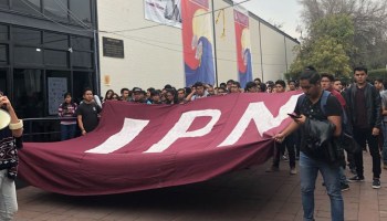 Alumnos de IPN se unen la marcha de la UNAM con rumbo a Rectoría