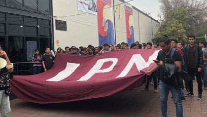 Alumnos de IPN se unen la marcha de la UNAM con rumbo a Rectoría