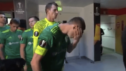 ¡Wuacala! Futbolista se enjuaga la cara con su propia saliva