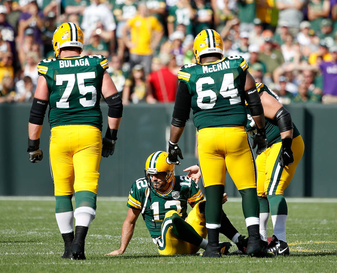 Aaron Rodgers se recupera de un golpe