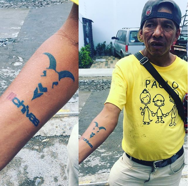 Alan Pulido cumple sueño a fanático… ¿de hacerse un tatuaje de Chivas?