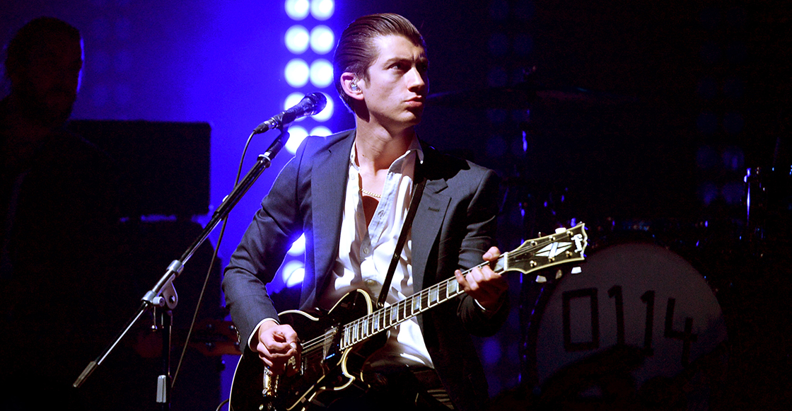 Arctic Monkeys toca por primera vez en cuatro años "Dancing Shoes"
