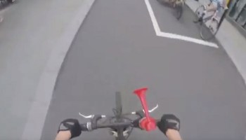 Ciclista instala corneta de aire para asustar peatones