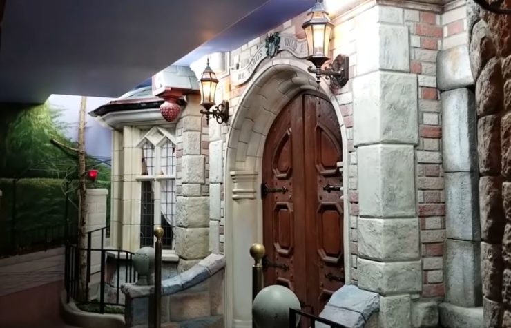 Fan nivel: Recrea un parque de Disneyland en el sótano de su casa
