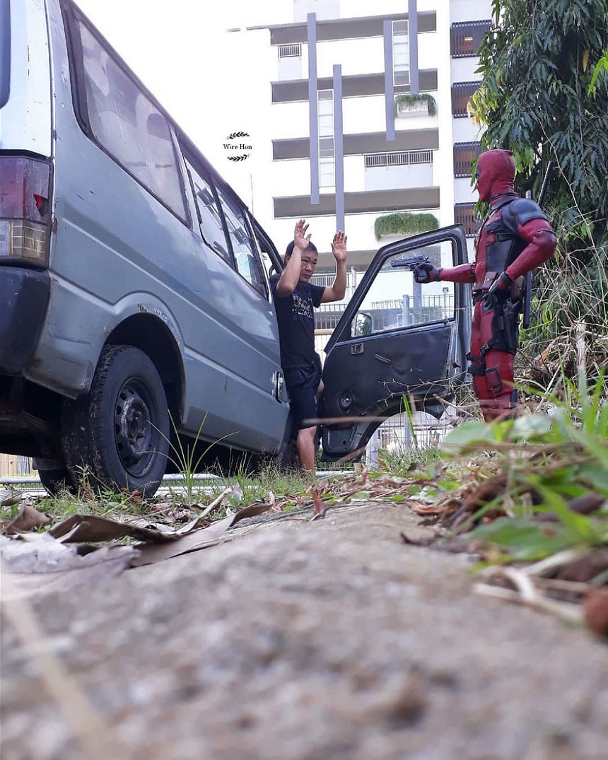 Fotos con figuras de Superhéroes - Asalto