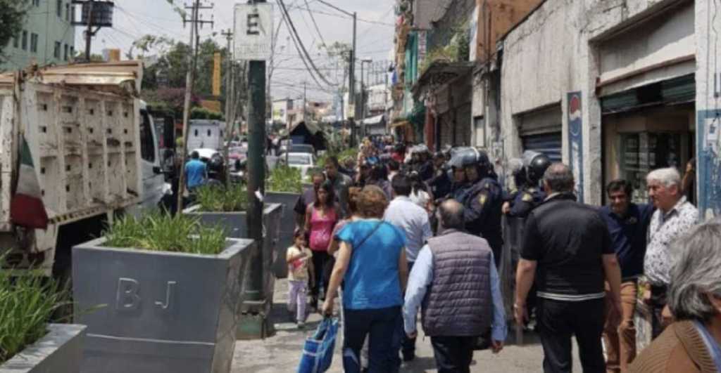 Ambulantes se enfrentan con granaderos en la Colonia Portales