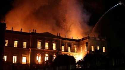 Incendio consume el Museo Nacional de Río de Janeiro, en Brasil