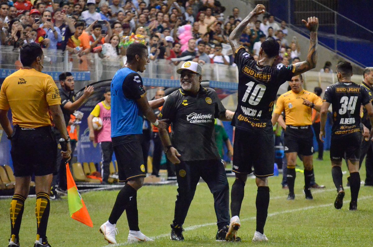 ¡Carísimo! Este es el regalo que Maradona dará al héroe de su debut ¡Carísimo! Este es el regalo que Maradona dará al héroe de su debut