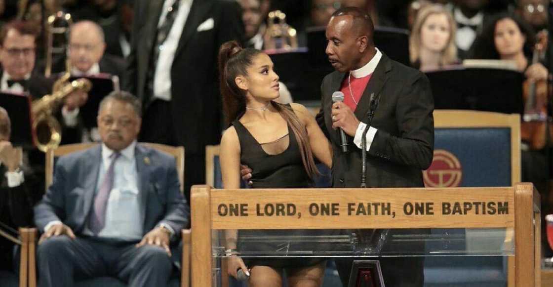 Obispo de funeral de Aretha Franklin se disculpa con Ariana Grande