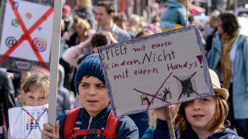 Niños protestan en Hamburgo contra celulares