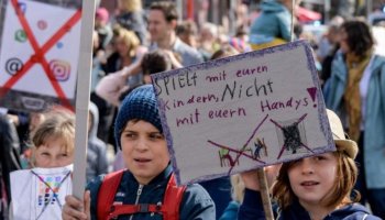 Niños protestan en Hamburgo contra celulares