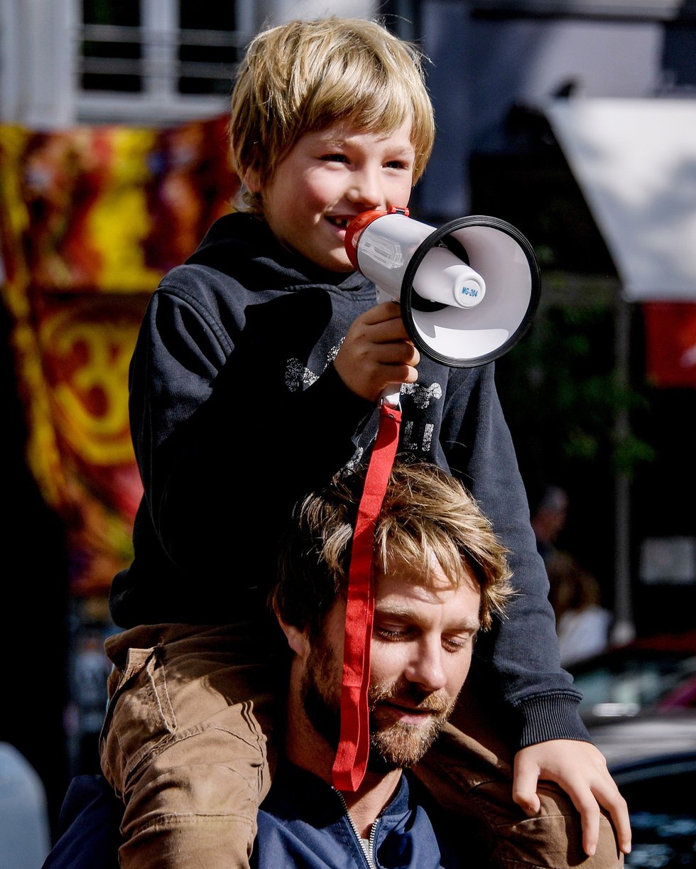 Niños protestan en Hamburgo contra celulares