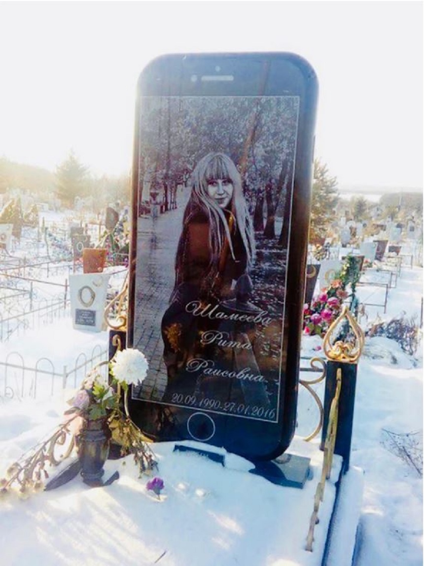 Rita Shameeva y su tumba en forma de iPhone