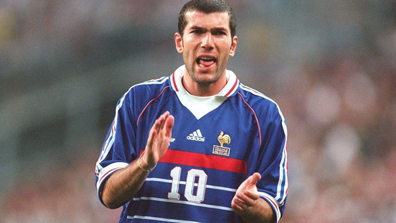 Subastarán playera histórica de Zidane de Francia 1998.... ¡aún con sudor!