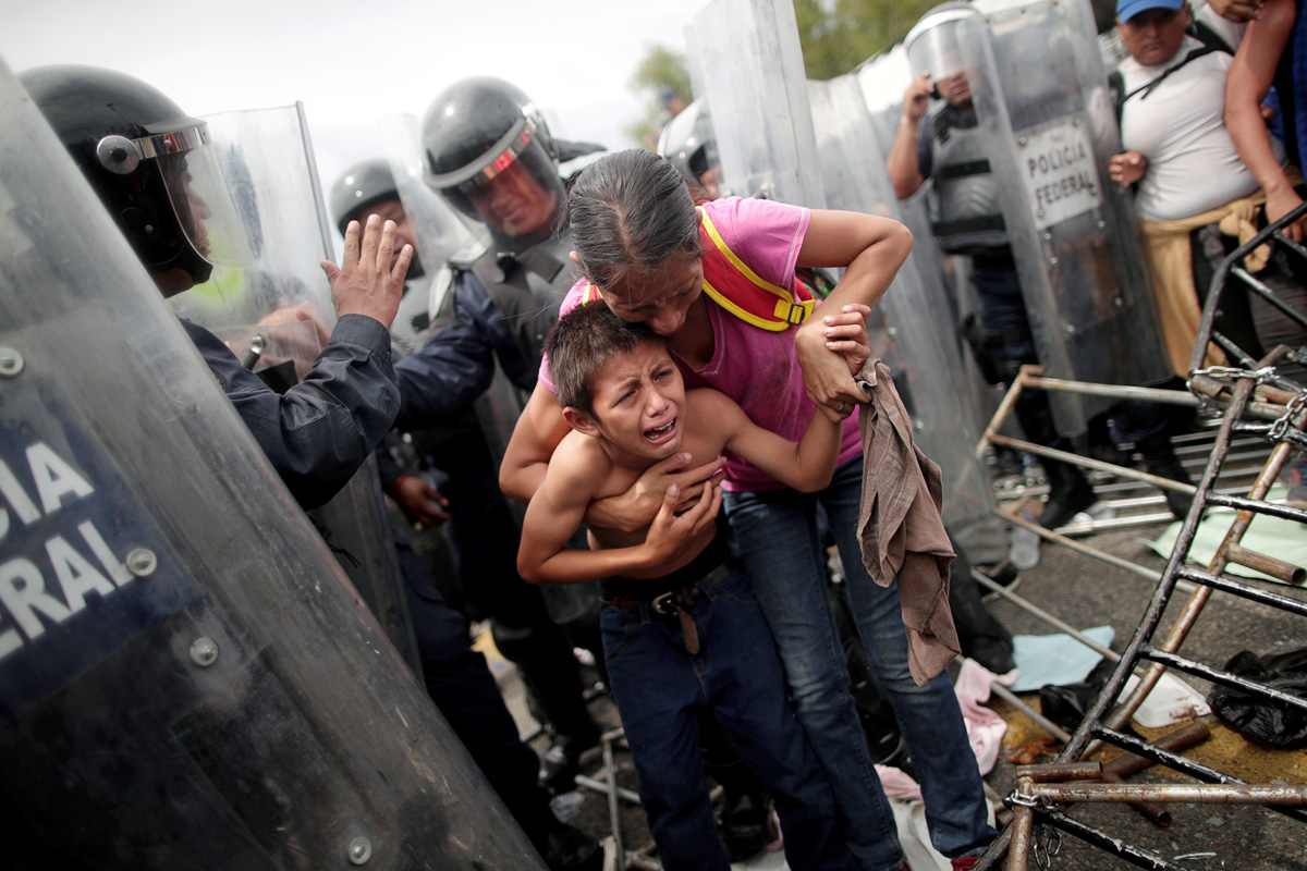 Un niño de la Caravana Migrante llora tras ser detenido por la Policia Federal de México en la frontera con Guatemala