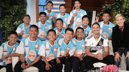 Zlatan se reunió con los niños atrapados de la cueva de Tailandia