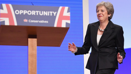 'Pasito tun-tun', al ritmo de 'Dancing Queen', Theresa May defiende su plan sobre el Brexit