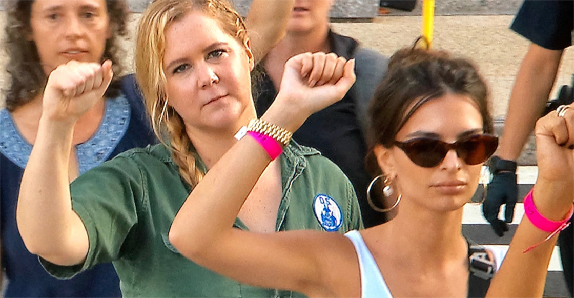 Arrestan a Amy Schumer y Emily Ratajkowski en una protesta pero, ¿por qué?