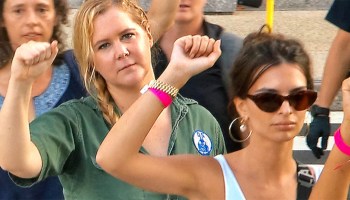 Arrestan a Amy Schumer y Emily Ratajkowski en una protesta pero, ¿por qué?