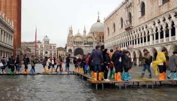 Tres cuartas partes de Venecia están inundadas; van 5 muertos