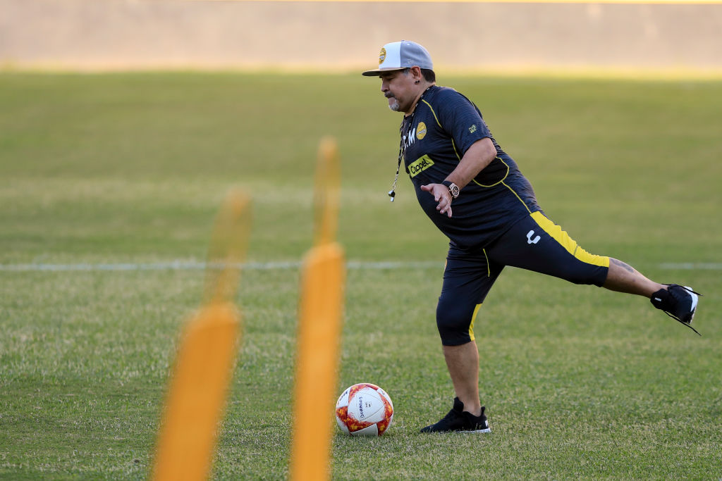 Maradona durante una práctica con Dorados