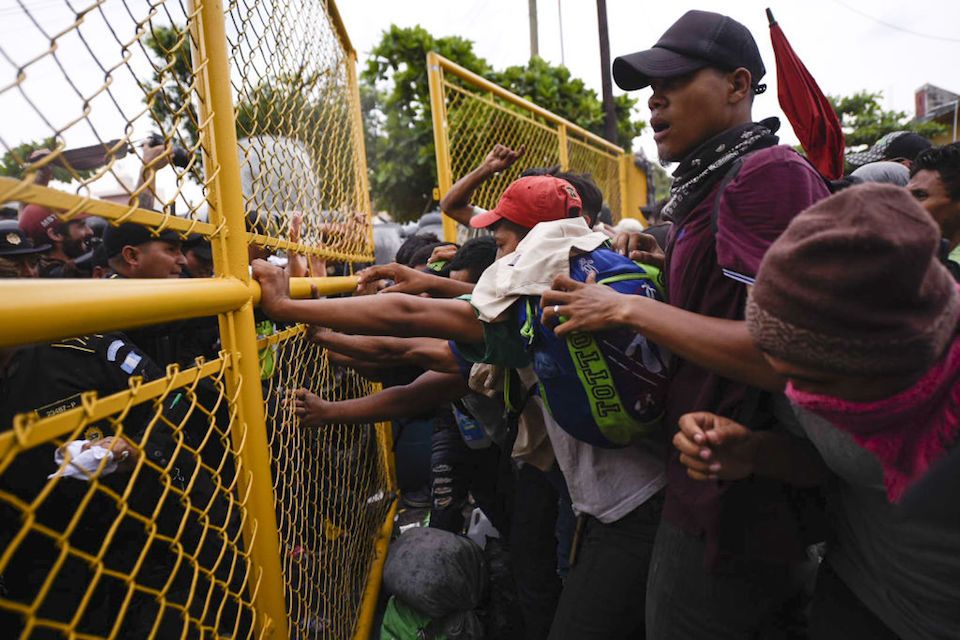 Enfrentamiento PF con migantes en frontera México-Guatemala