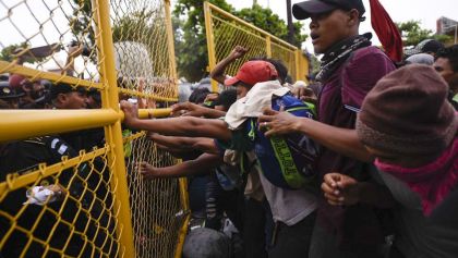 Enfrentamiento PF con migantes en frontera México-Guatemala