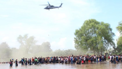 Helicóptero federal intentó impedir que migrantes cruzaran el Río Suchiate