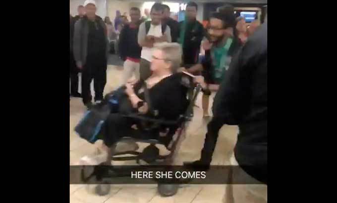 bajan-mujer-avion-ardilla-apoyo-emocional