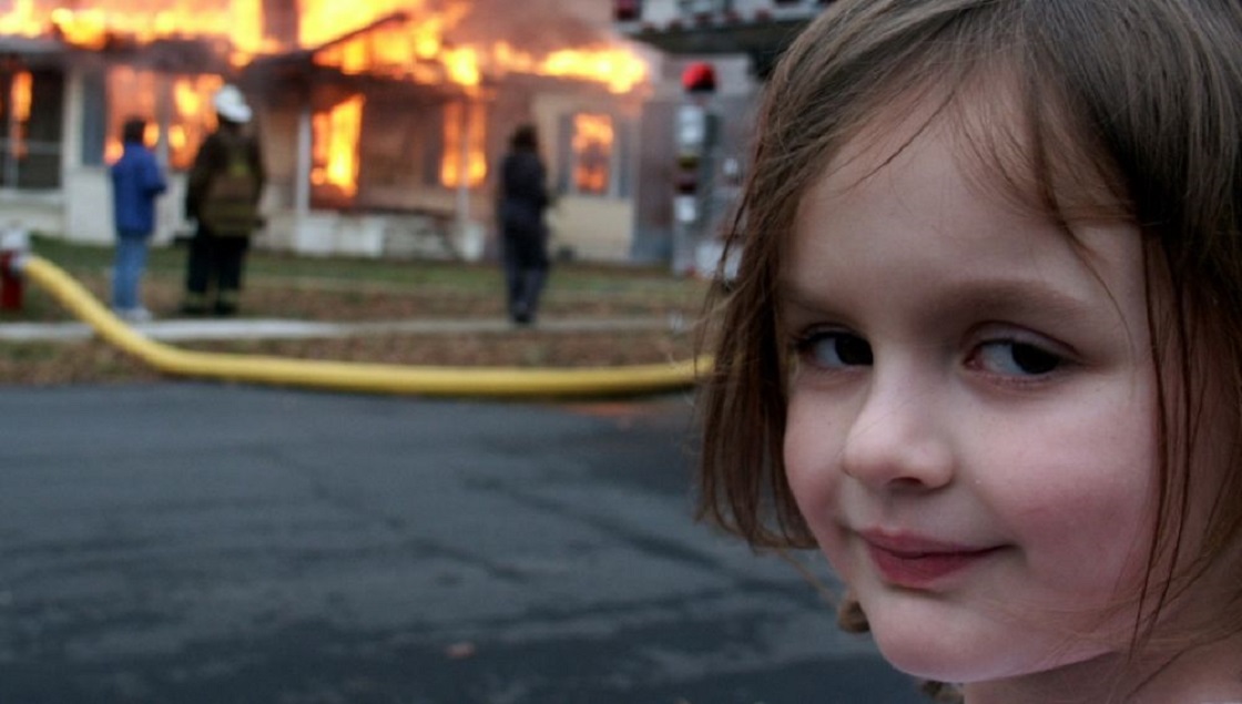 Disaster Girl – El meme de la niña que sonríe frente a un incendio