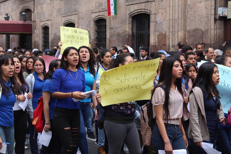 marcha de estudiantes por falta de presupuesto en Universidad Michoacana