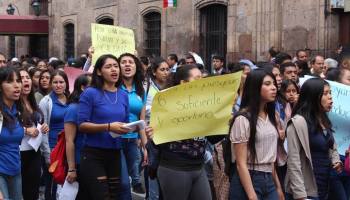 marcha de estudiantes por falta de presupuesto en Universidad Michoacana